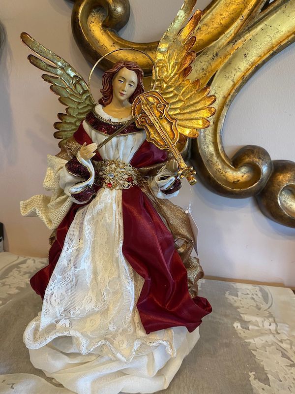 Figura de ángel artesanal