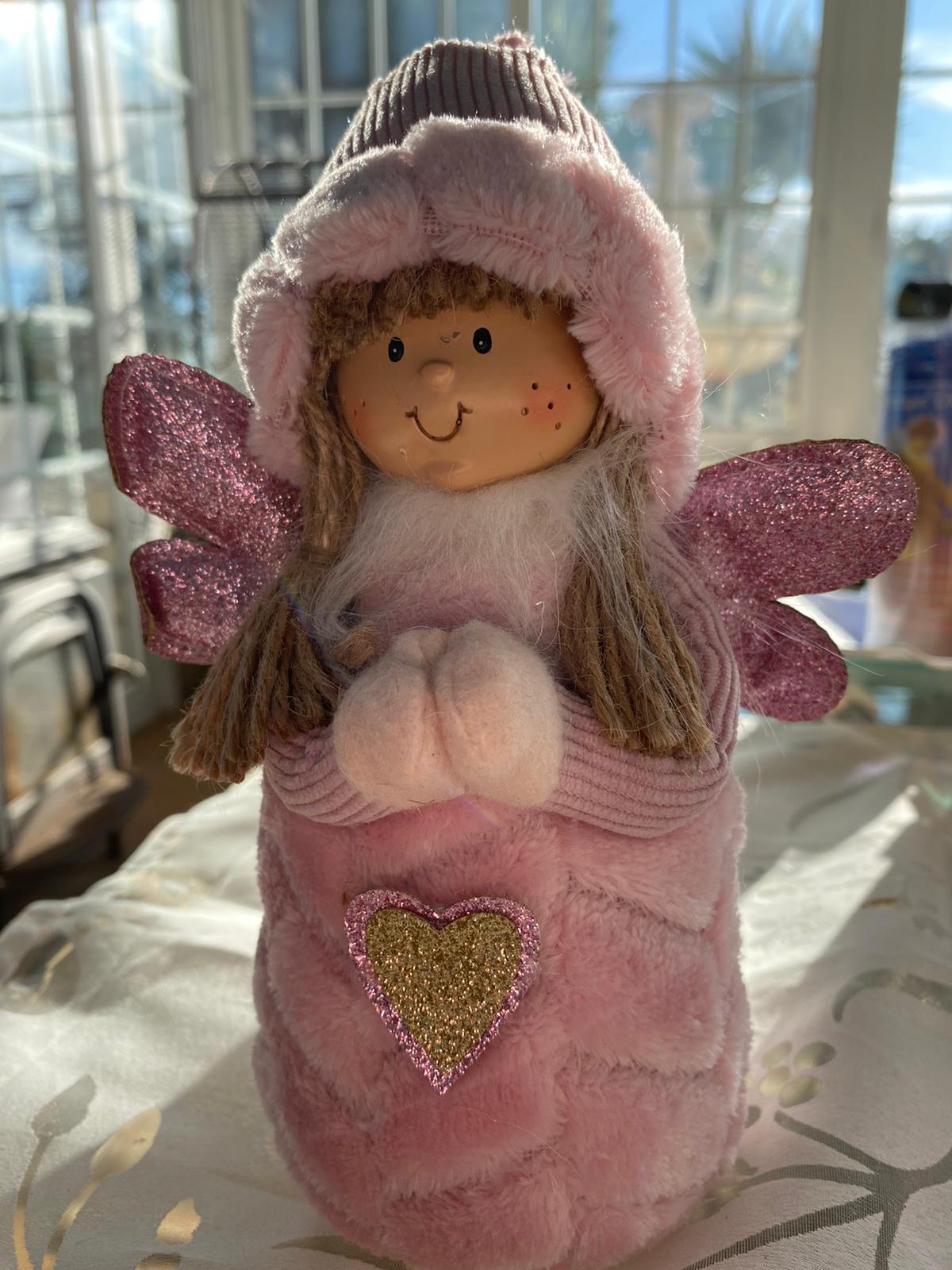 Ángel peluche invierno rosa con corazón