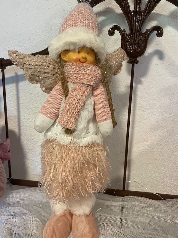 Muñequita de angelita vestida con ropa de invierno