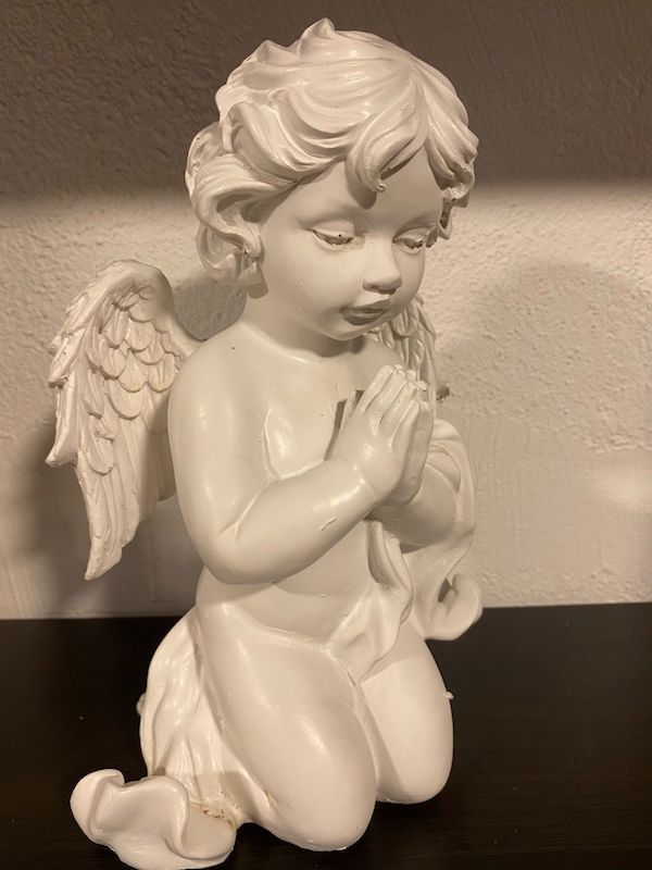 Angelito blanco meditando