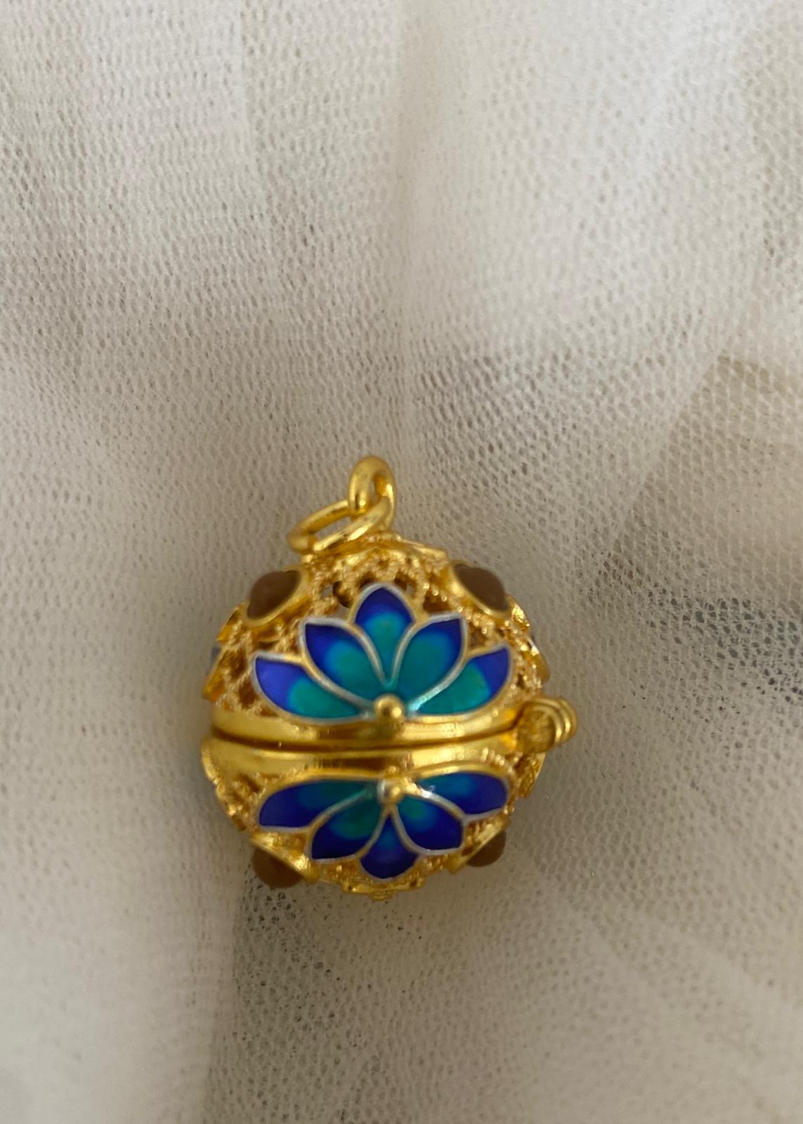 Llamador de Ángeles dorado con decorado azul