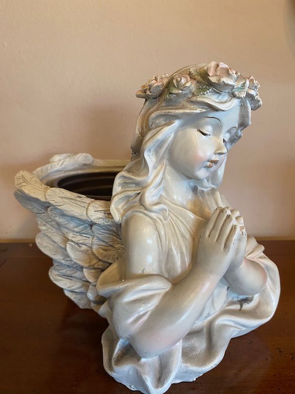 Macetero con la figura de angel