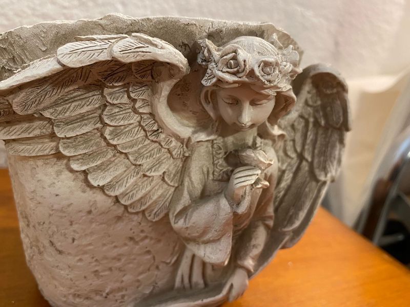 Macetero de ángel con rosa