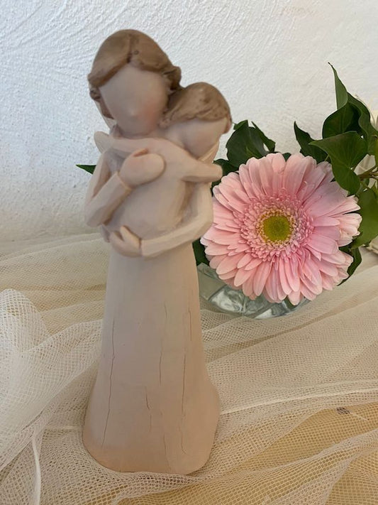 Angel de la Madre con bebé entre sus brazo efecto natural