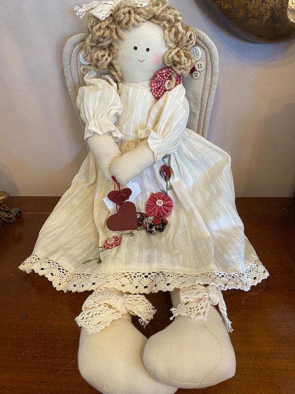 Angelita de trapo con corazones e incrustaciones