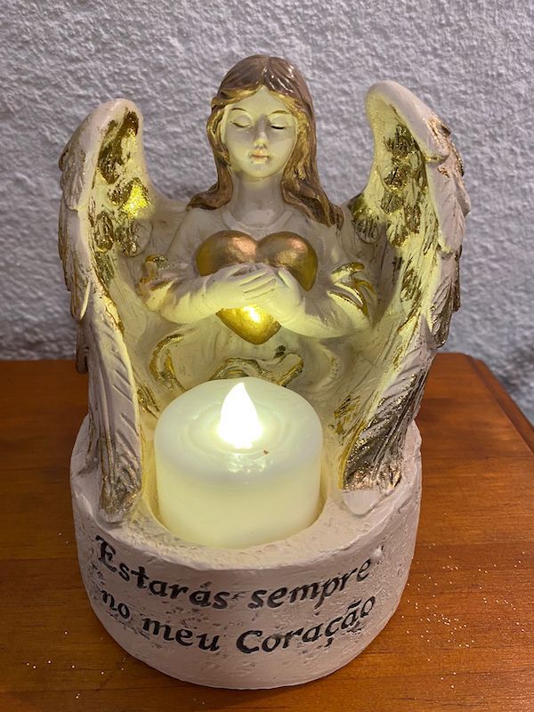 Figura de ángel con vela