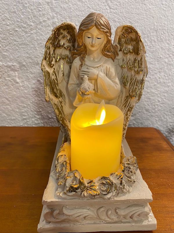 Figura de ángel con vela