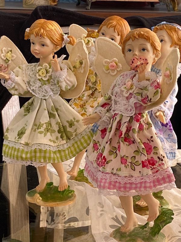 Figuras de angelitas de la Primavera