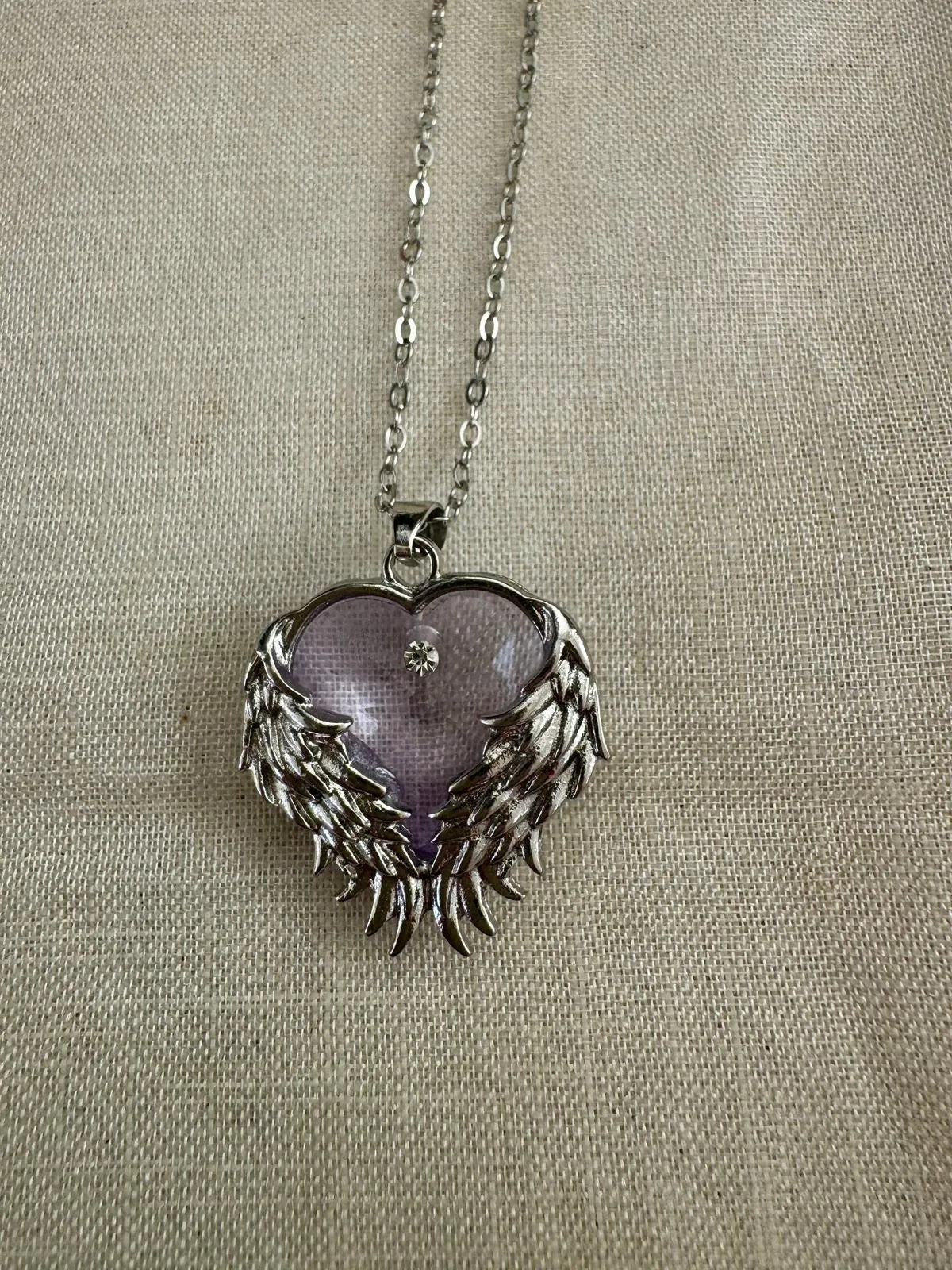 Colgante Corazón cristal lila entre alas