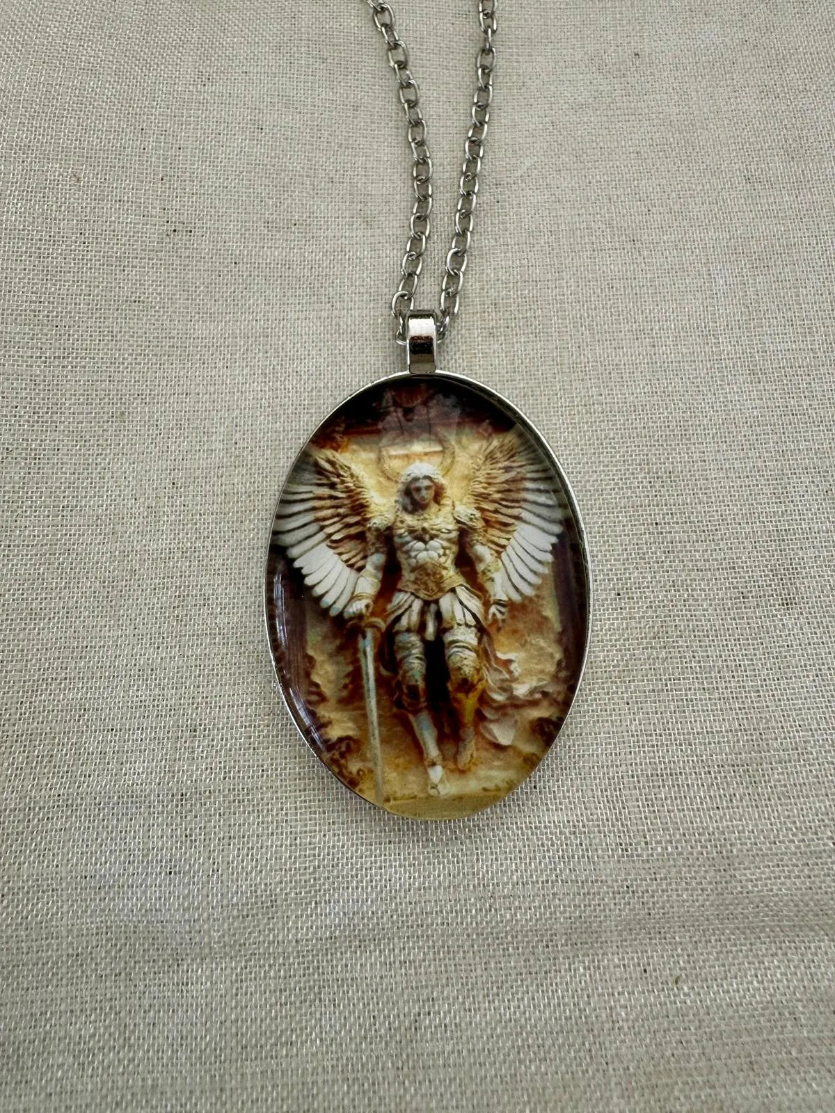 Medalla Arcángel Miguel Blanco y Dorado Ovalada