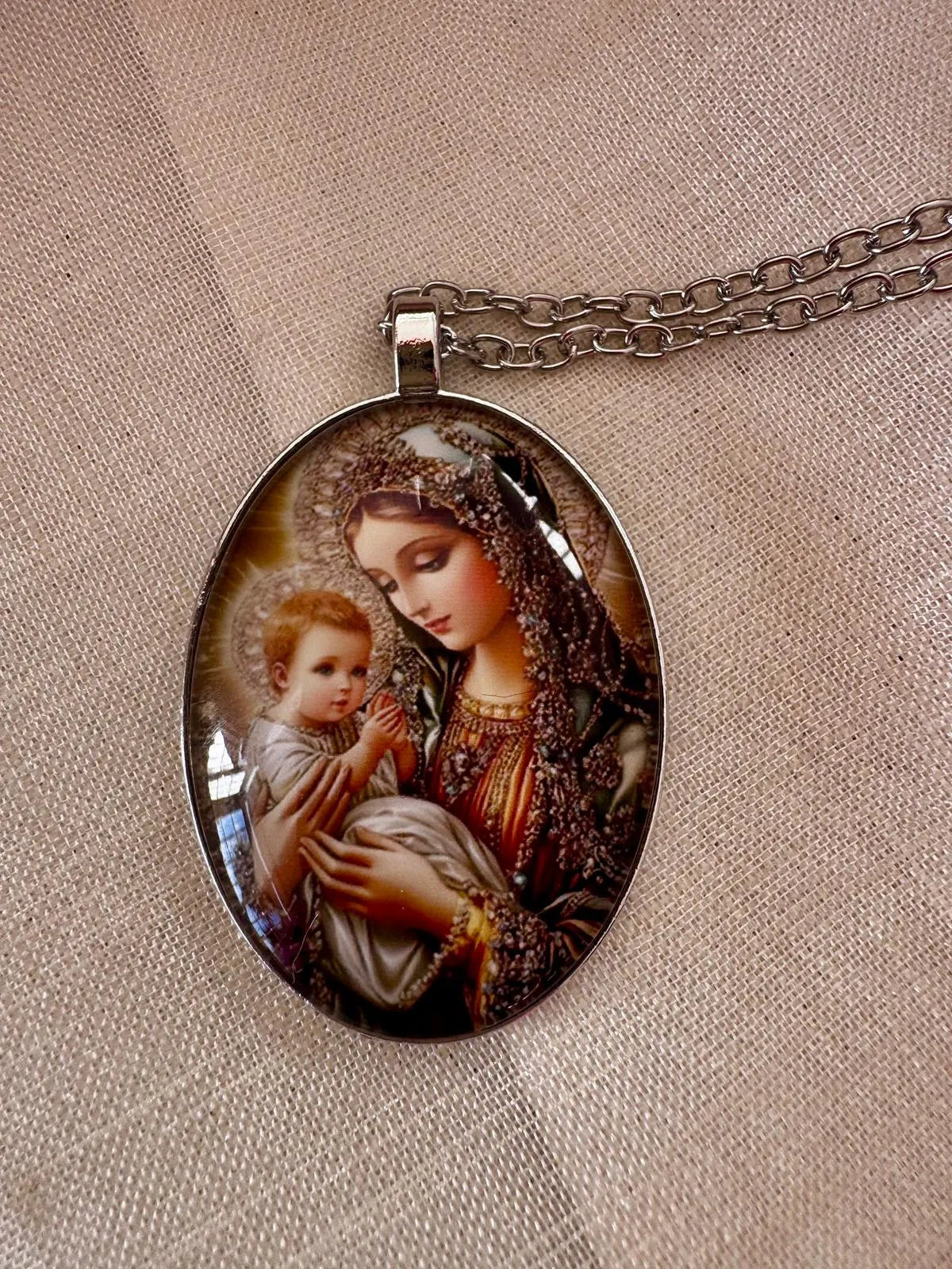 Medalla Virgen con Niño Ovalada